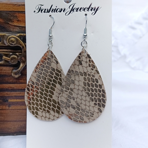 2 pair Fashion faux leather Earrings - Picture 3 of 10